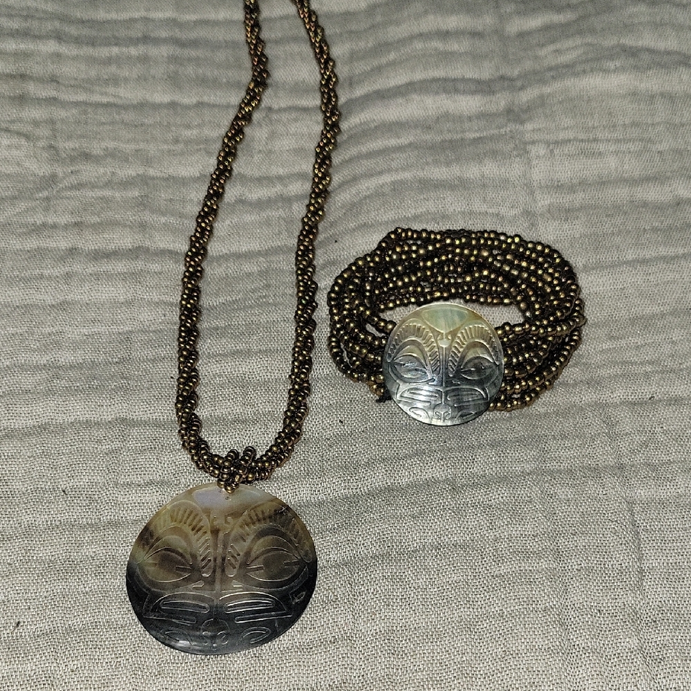 Bronze Seed Bead Jewelry Set With Shell Totem Pendants